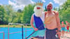 Neptun mit Dreizack und Krone posiert mit den Besuchern des Ascherslebener Freibades für Fotos. 