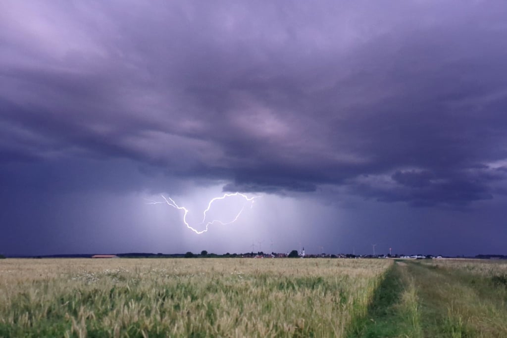 Der Deutsche Wetterdienst (DWD) sagt für die kommenden Tage Gewitter vorher.