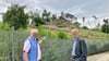 Steffen Raßfeld (links) und Detlef Kürten sind optimistisch, dass der Hang im Tierpark Westerhausen wieder aufgeforstet werden kann.