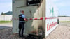 Die Polizei beschlagnahmt den Peulinger Kartoffelautomat an der Salzwedeler Straße in Stendal.