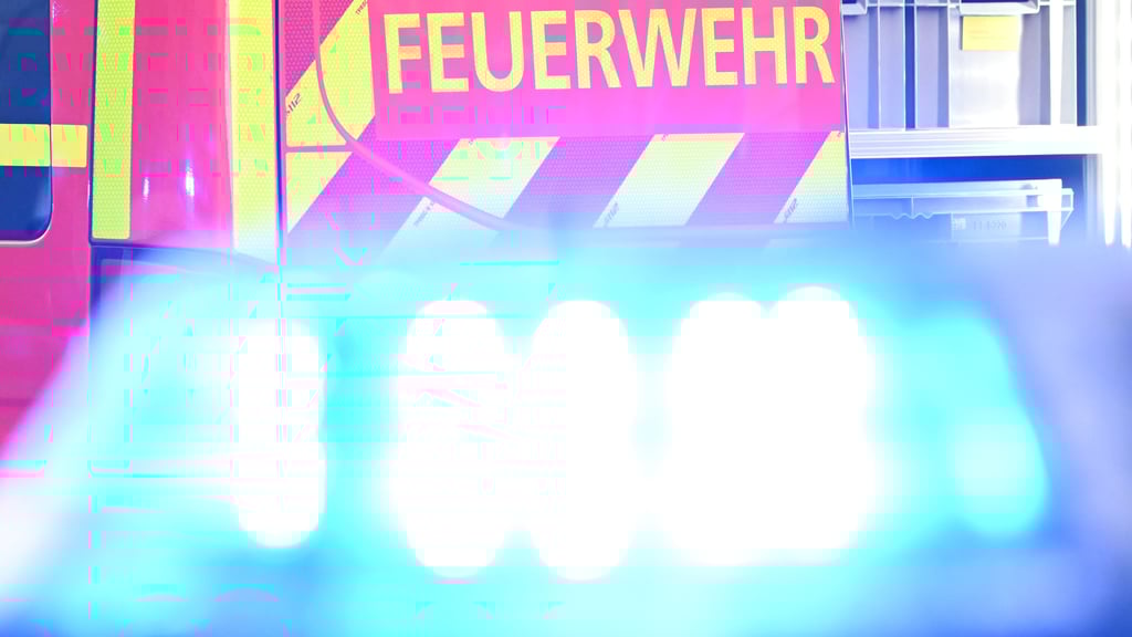 Feuerwehr und Polizei bei einem Einsatz.