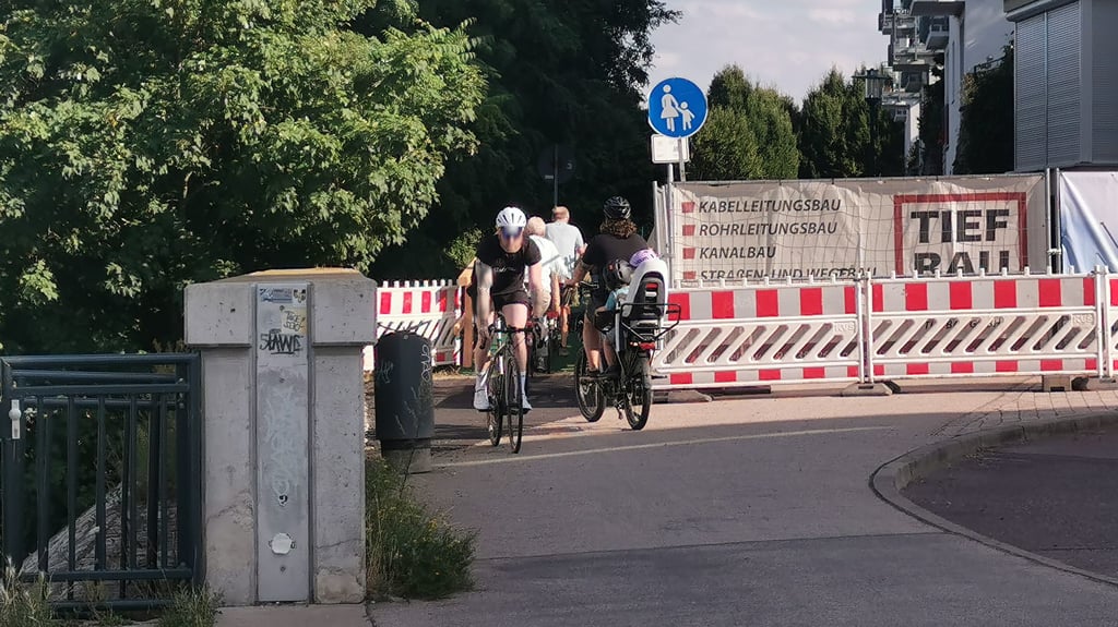 Trotz Bauarbeiten bleibt der Elberadweg in Magdeburg-Buckau stark befahren. Besonders an der Behelfsbrücke in der Elbstraße wird es gefährlich: Radfahrer weichen der offiziellen Umleitung aus – und bringen Fußgänger in brenzlige Situationen.