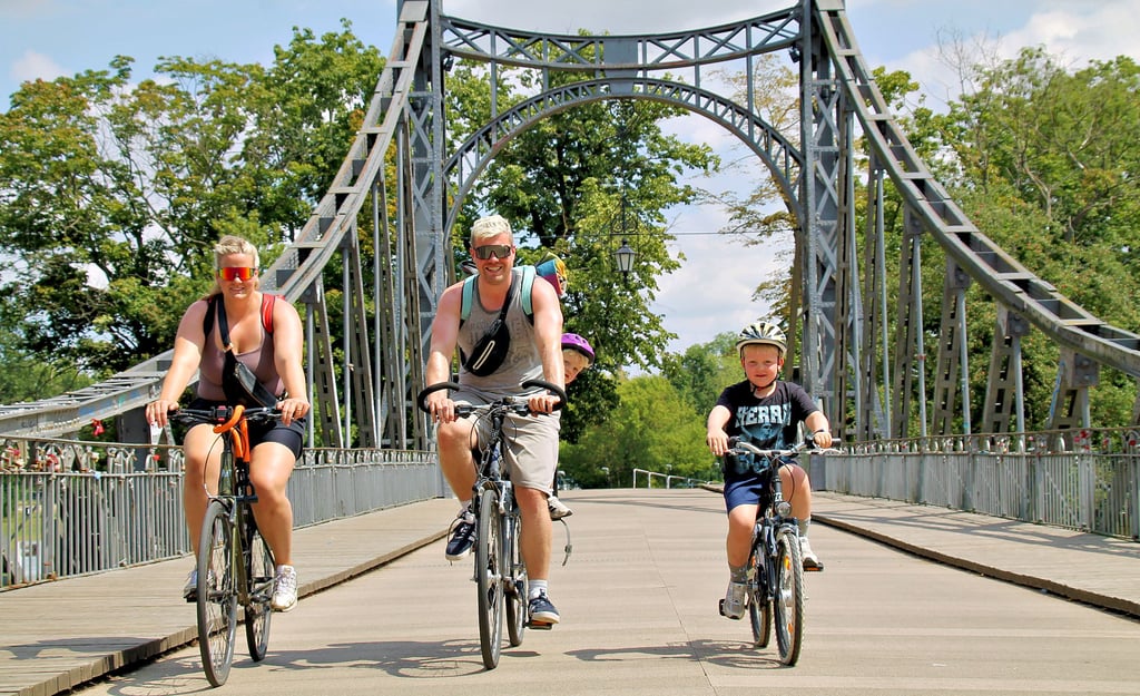 Isländer zu Besuch in Halle: Bjarni Runar Larüsson (Mitte) und seine Familie waren am Wochenende mit dem Rad in der Stadt unterwegs.