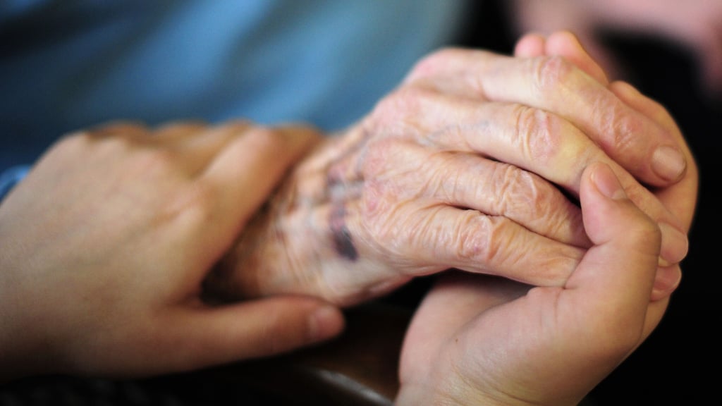 Den Vater und Ehemann in seinen letzten Stunden begleiten - dies ist ihnen vom Harzklinikum verwehrt worden, prangert eine Familie an.