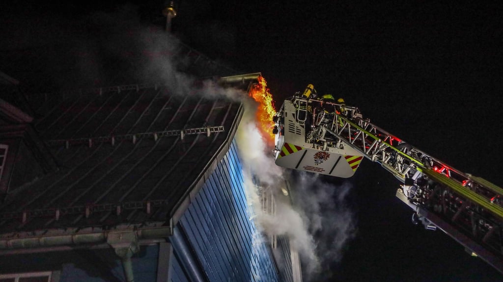 Als die Feuerwehr eintraf, hatte sich das Feuer bereits in die Höhe ausgebreitet.