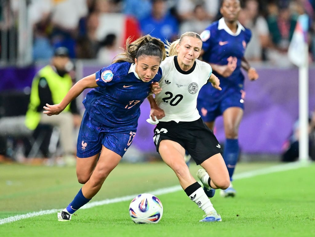 Die Französin Selma Bacha (l) fand den Sieg der deutschen Fußballerinnen unverdient.