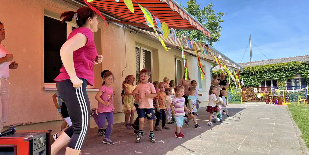Kinder der Kita „Roland“ in Buch während ihres Sommerfestes.