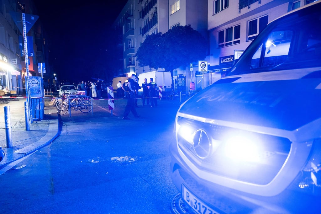 Nach tödlichen Stichverletzungen in Berlin-Gesundbrunnen hat eine Mordkommission die Ermittlungen übernommen.