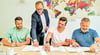Im Landratsamt in Bernburg unterzeichneten Landrat Markus Bauer (2. von links), der Verbandsgemeinde-Bürgermeister Michael Stöhr (rechts), der Bürgermeister der Gemeinde Börde-Hakel, Tim Heberling (links) und der stellvertretende Egelner Bürgermeister Gordon Tamm (2. von rechts) die Vereinbarung. 