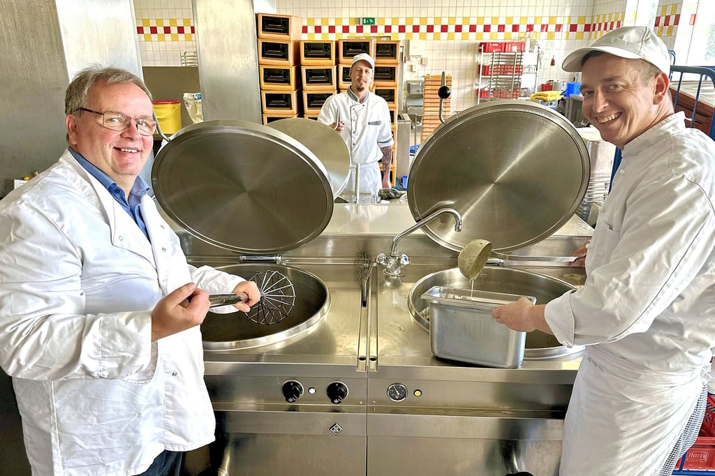 Burgs Menüservice-Inhaber Guido Eisbein (l.) mit Mathias Walzlawek (hinten) und Andy Paproth in der Küche.