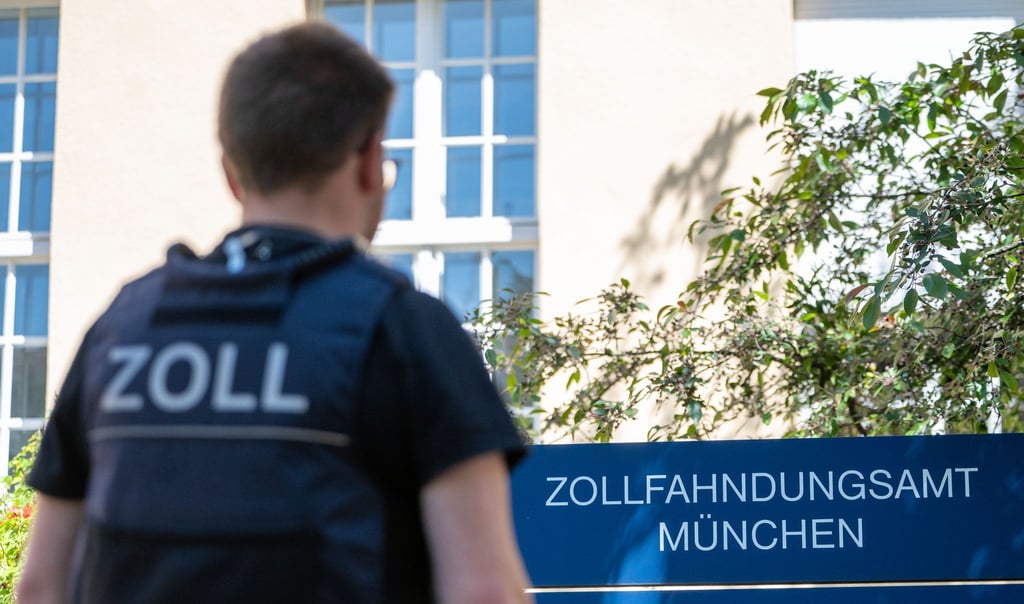 Zoll-Ermittler gingen in einer konzertierten Aktion gegen die mutmaßliche Schmugglerbande vor. (Symbolbild)