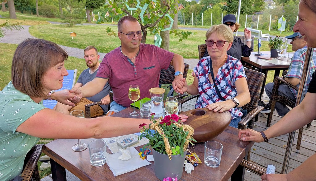 Die Weinlaubengäste durften mitgebrachte Technik testen, hier ein Holz-„Ei“ namens „Crdl“, das in der Therapie beeinträchtigter Menschen genutzt wird.