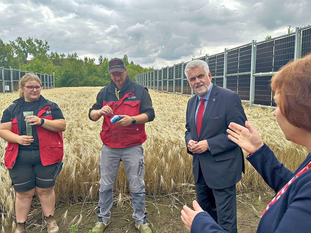 Elena Kashtanova, Dekanin des Fachbereichs für Landwirtschaft, Ökotrophologie und Landschaftsentwicklung (r.) im Gespräch mit Minister Armin Willingmann und Studierenden der Hochschule Anhalt.
