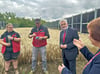 Elena Kashtanova, Dekanin des Fachbereichs für Landwirtschaft, Ökotrophologie und Landschaftsentwicklung (r.) im Gespräch mit Minister Armin Willingmann und Studierenden der Hochschule Anhalt.