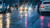 Bei Regen ist auf Straßen mehr Vorsicht als sonst schon gefragt.
