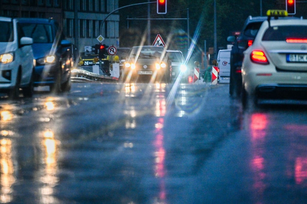 Bei Regen ist auf Straßen mehr Vorsicht als sonst schon gefragt.