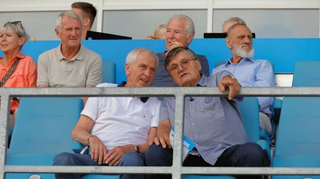 Hans Meyer (r.) am Samstag auf der Tribüne des Chemnitzer FC.