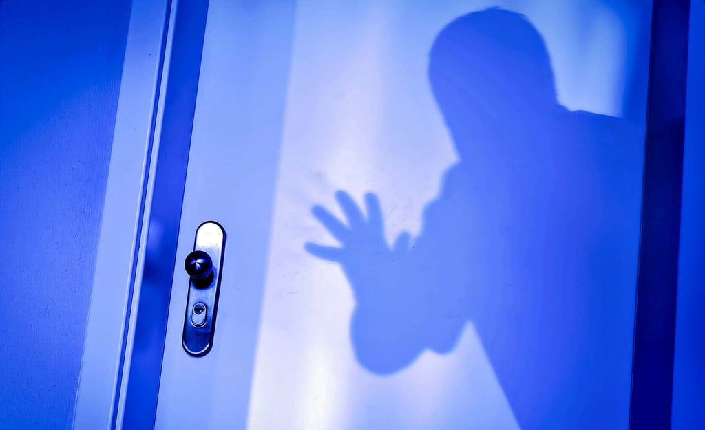 Das möchte wohl niemand erleben: Ein Einbrecher nähert sich einer Wohnungstür. In Halle steht seit Montag ein 40 Jahre alter Mann vor Gericht, der mehrfach in Wohnungen und Einfamilienhäuser eingebrochen sein soll.