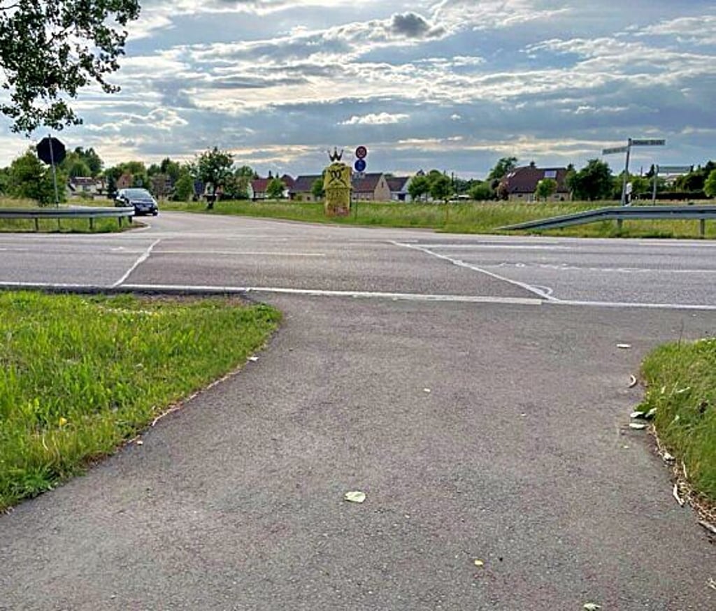 Hier auf der B 185 kann es für querende Radfahrer und Fußgänger gefährlich werden.