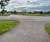 Hier auf der  B 185 kann es für querende Radfahrer und Fußgänger gefährlich werden. 