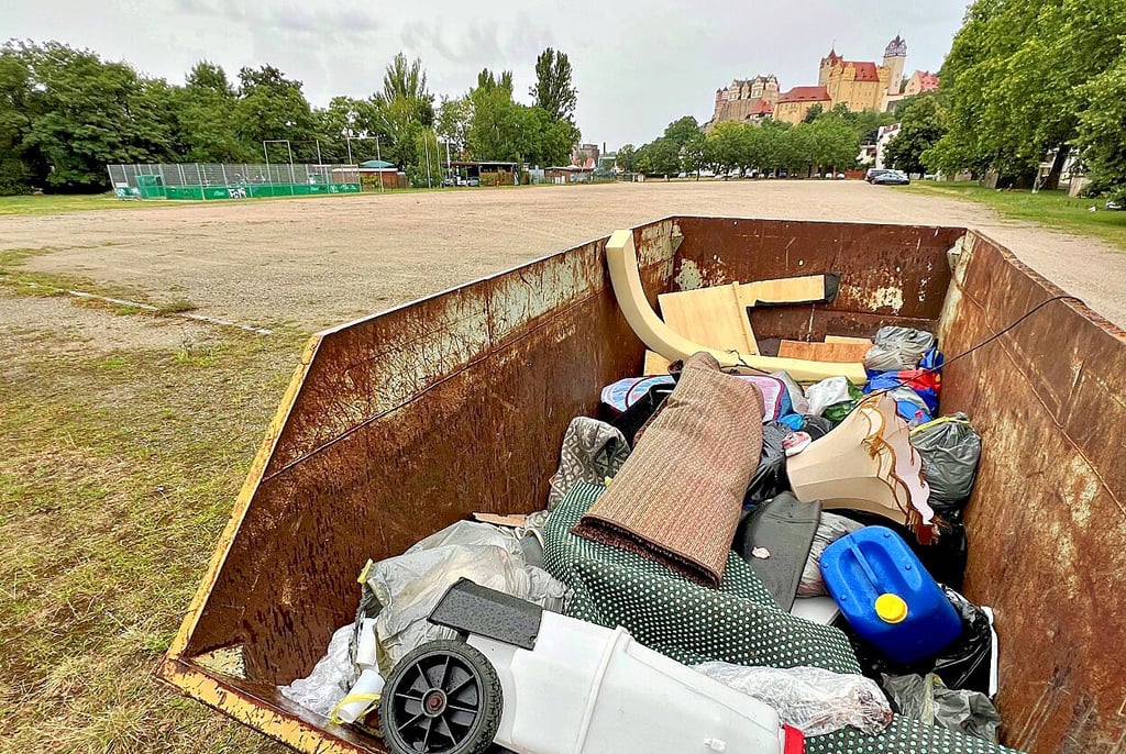 Die Töpferwiese in Bernburg wurde nun beräumt. Nur noch ein Container mit Sperrmüll ist dort zu finden.