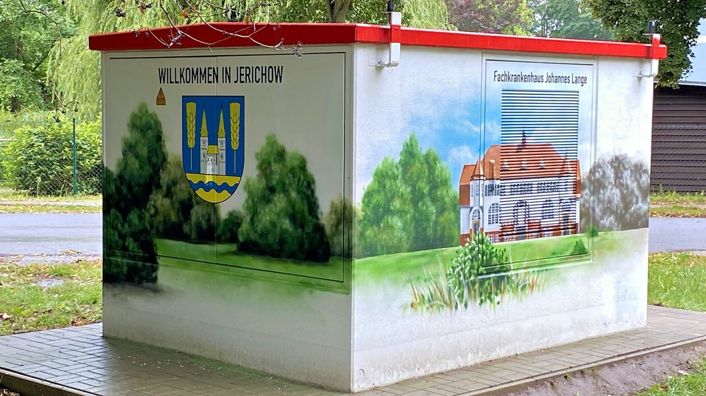 Wappen und Awo-Fachkrankenhaus zieren die jetzt fertig gestaltete Trafostation der Avacon in Jerichow.