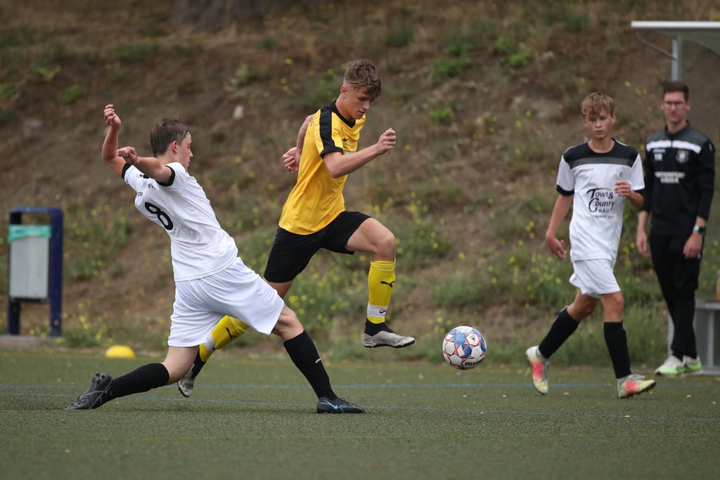 Finn-Luca Melzian (am Ball) traf bei den B-JUnioren noch regelmäßig für den TuS 1860. Jetzt hat er die Chance, sich in der erste Mannschaft der Ottersleber zu beweisen.