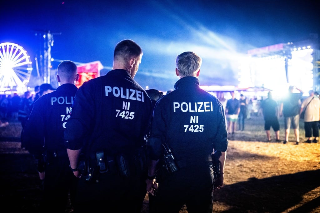 Zwischen Bass und Bändchenkontrolle: Rund 250 Polizistinnen und Polizisten waren täglich beim Deichbrand-Festival im Einsatz.