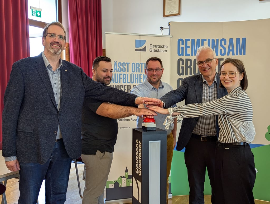 Am Freitag wurde im Rathaus Bad Dürrenberg der symbolische Startknopf für schnelles Internet in der Solestadt gedrückt.