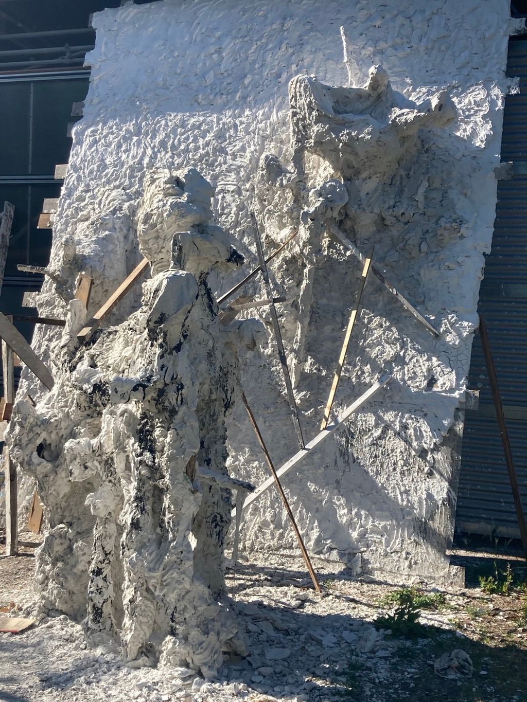 Ein studentisches Relief sorgt für massive Vorwürfe gegen die Hochschule in Halle. Bei dem Werk handelt es sich laut Hochschule um ein "abstraktes Relief", das bereits im Frühjahr 2023 entstand. Damals war noch keine Palästinaflagge zu sehen.