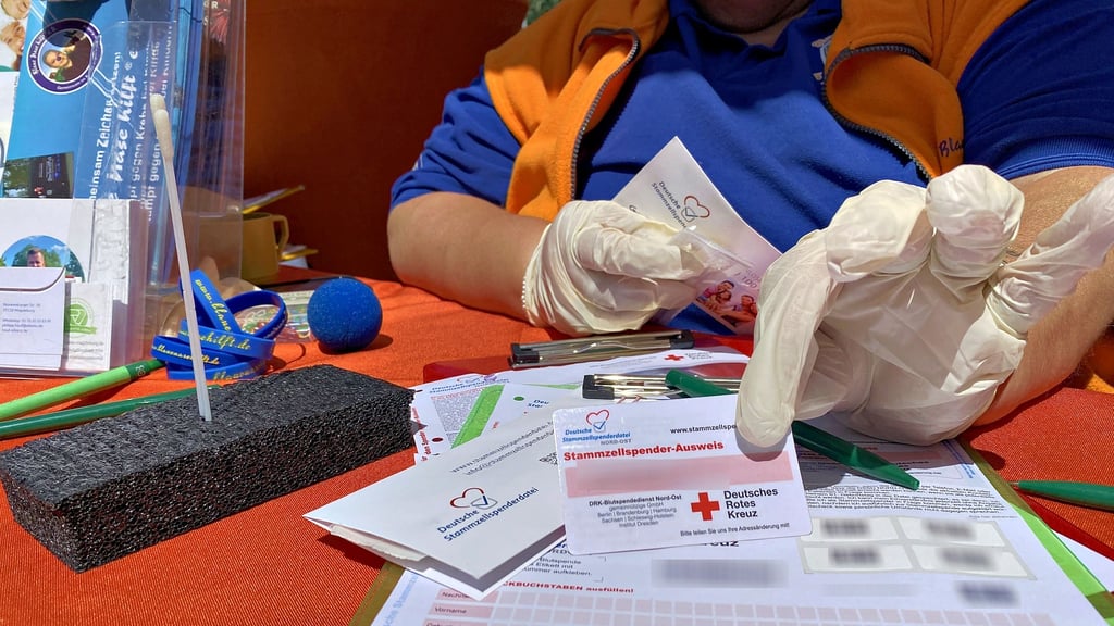 Der Barlebener Verein „Blaue Nase hilft“ hat sich dem „Kampf gegen Krebs bei Kindern“ verschrieben – und tourt derzeit durch die Region, um Stammzellspender zu typisieren und der ein Dreivierteljahr alten Alessia aus Staßfurt eine Therapie zu ermöglichen.