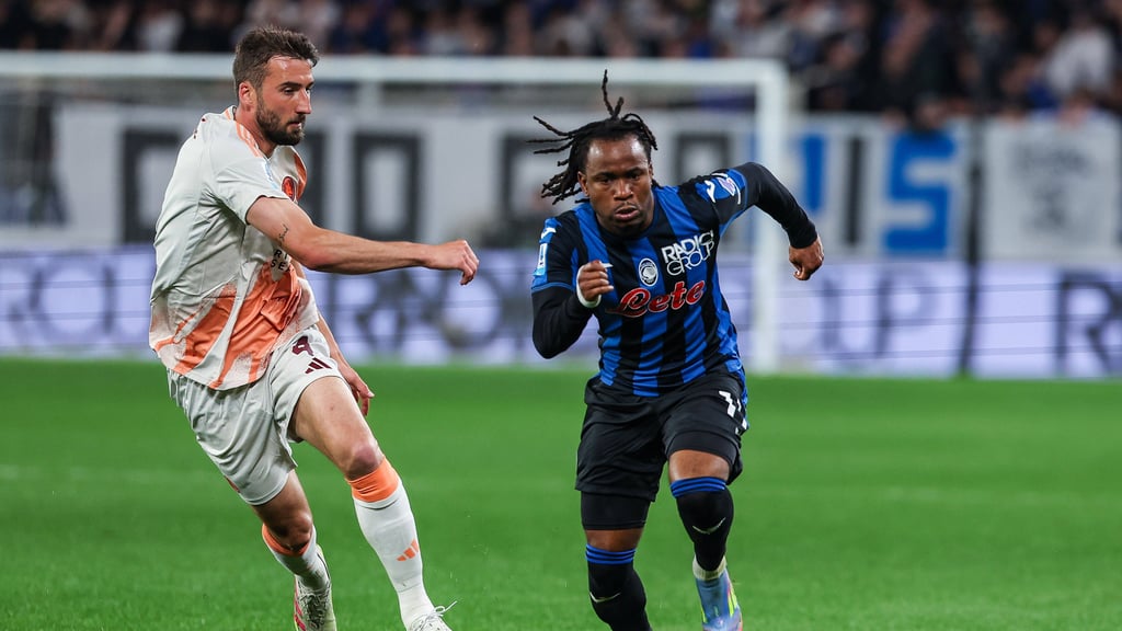 Ademola Lookman (r.) enteilt seinem Gegenspieler.