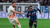 Ademola Lookman (r.) enteilt seinem Gegenspieler.