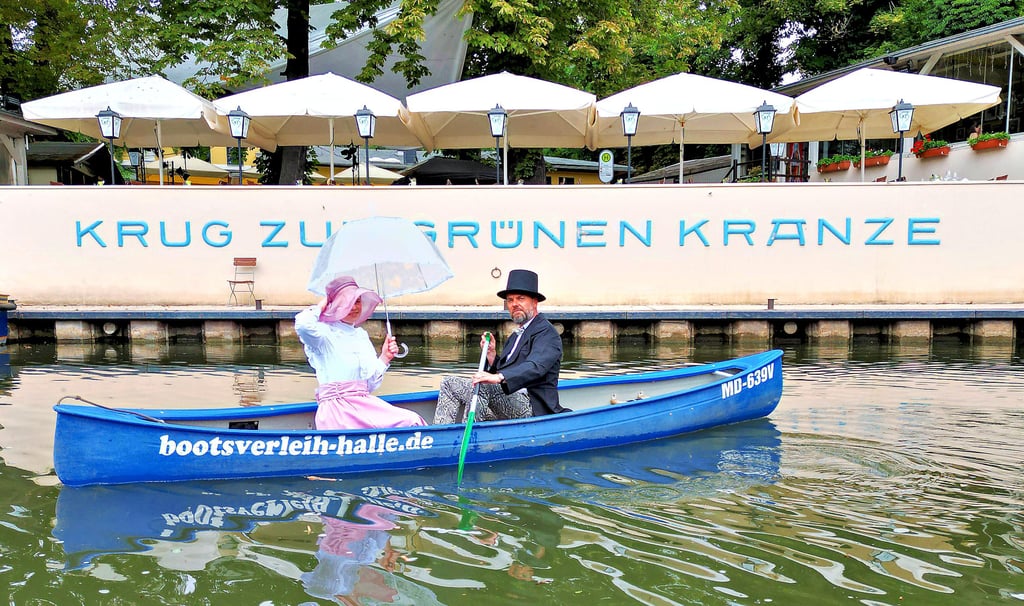 Schon um 1900 beliebt: Paddeln auf der Saale. Anne Diekert und Dirk Reinert haben sich in Schale geworfen für ein besonderes Freizeitvergnügen in Halle