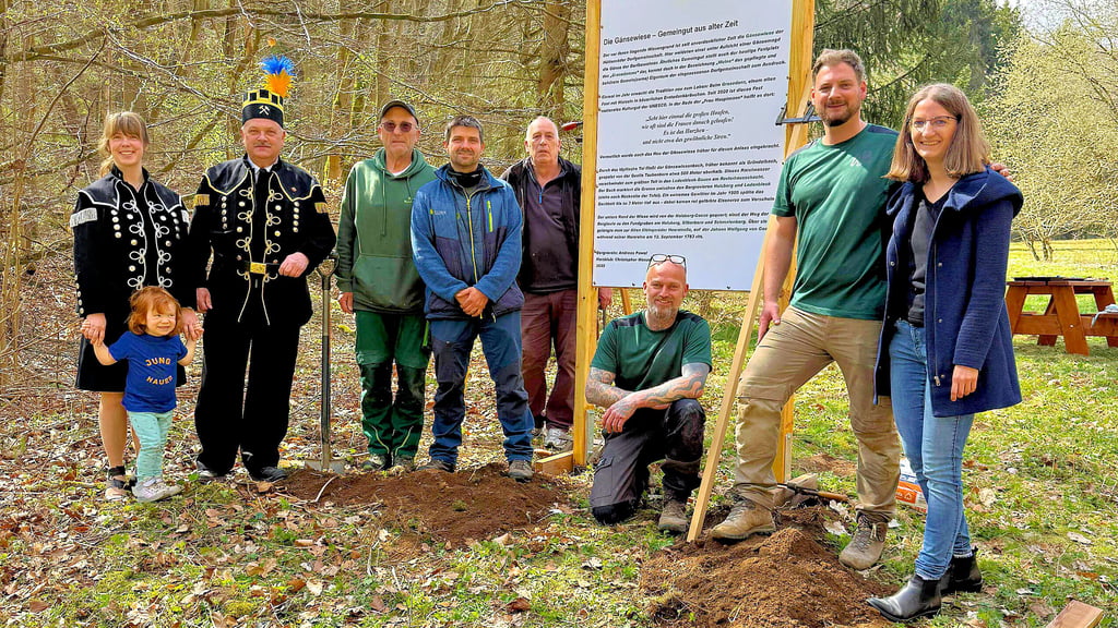Vertreter etlicher Hüttenröder Vereine an der Gänsewiese mit neuer Informations-Tafel am Wanderweg; ein bedeutsamer Ort speziell für den Grasedanz in Hüttenrode.
