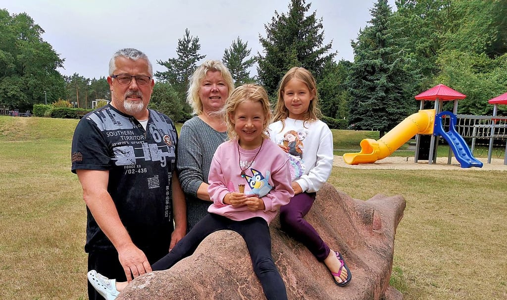 Peter und Anja Ohlemann sind mit ihren Enkelinnen Luisa (vorne links) und Mathilda aus Staßfurt angereist.