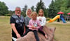 Peter und Anja Ohlemann sind mit ihren Enkelinnen Luisa (vorne links) und Mathilda aus Staßfurt angereist.