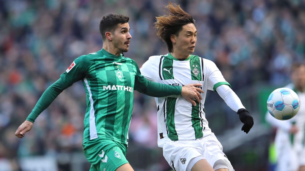 Andre Silva (Werder) im Duell mit Ko Itakura (r.).