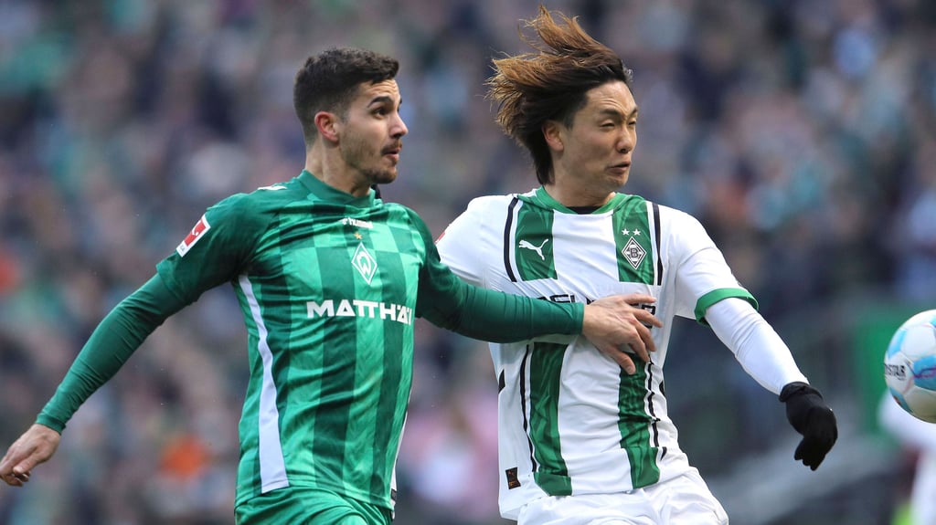 Andre Silva (Werder) im Duell mit Ko Itakura (r.).