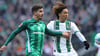 Andre Silva (Werder) im Duell mit Ko Itakura (r.).