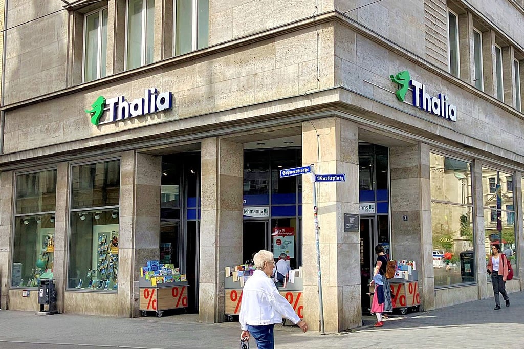 Derzeit ist um 19 Uhr Feierabend: Die Thalia-Buchhandlung am Marktplatz hat jetzt, wie in anderen Sommern auch, verkürzt geöffnet.