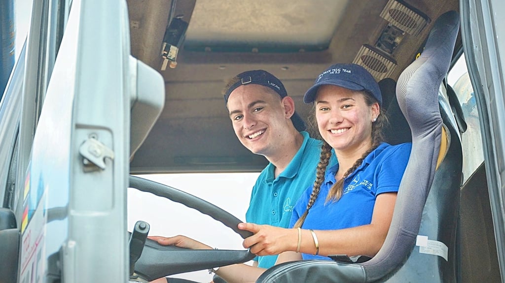 Das erste Mal dabei, dafür aber in dritter Generation, sind die Fahrer Lucas und Kaylani Budde mit einem Truck, in dem schon ihr Opa startete.