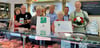 Yvonne Zaake nimmt Urkunde und Schild von Wolfgang Zahn, AMG entgegen. Bürgermeister Andreas Dittmann und Daniel Krake, Mittelstandsbeauftragter des Landkreises gratulierten.