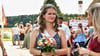 Josephine Grießhammer ist zur Rosenkönigin 2025 gekrönt worden. Beim Schleesener Rosenfest trägt die 19-Jährige erstmals Schärpe, Diadem und Blumenstrauß. 