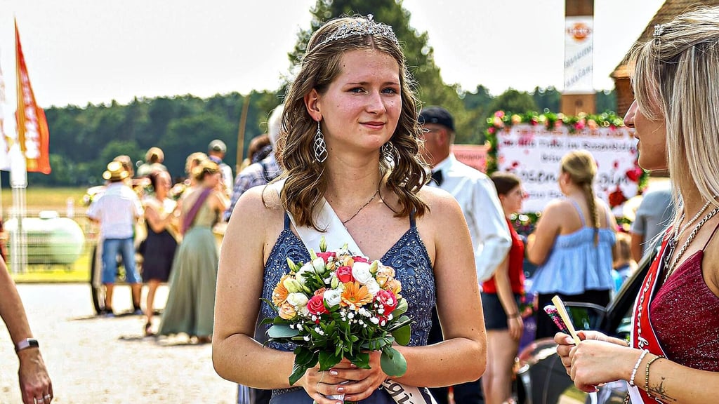 Josephine Grießhammer ist zur Rosenkönigin 2025 gekrönt worden. Beim Schleesener Rosenfest trägt die 19-Jährige erstmals Schärpe, Diadem und Blumenstrauß.