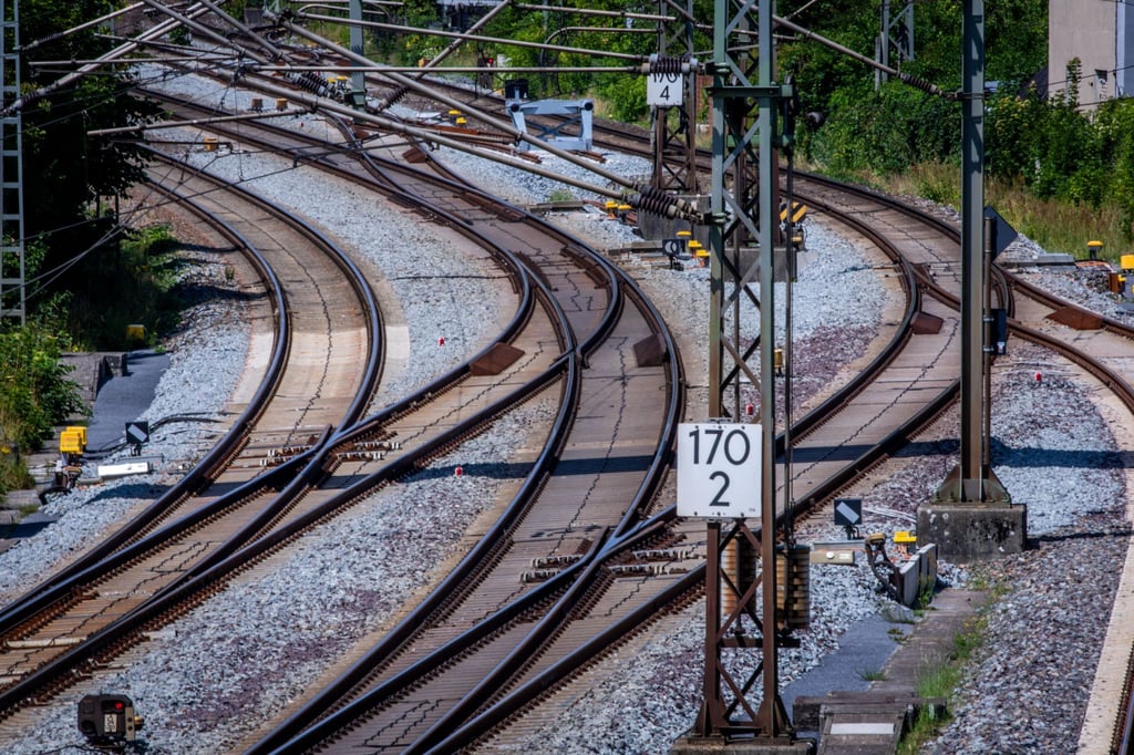 Der Bund gibt inzwischen deutlich mehr Geld für die Verbesserung des Schienennetzes aus. Allein 2,2 Milliarden Euro fließen in die Komplettsanierung der Strecke Hamburg-Berlin. (Archivbild)