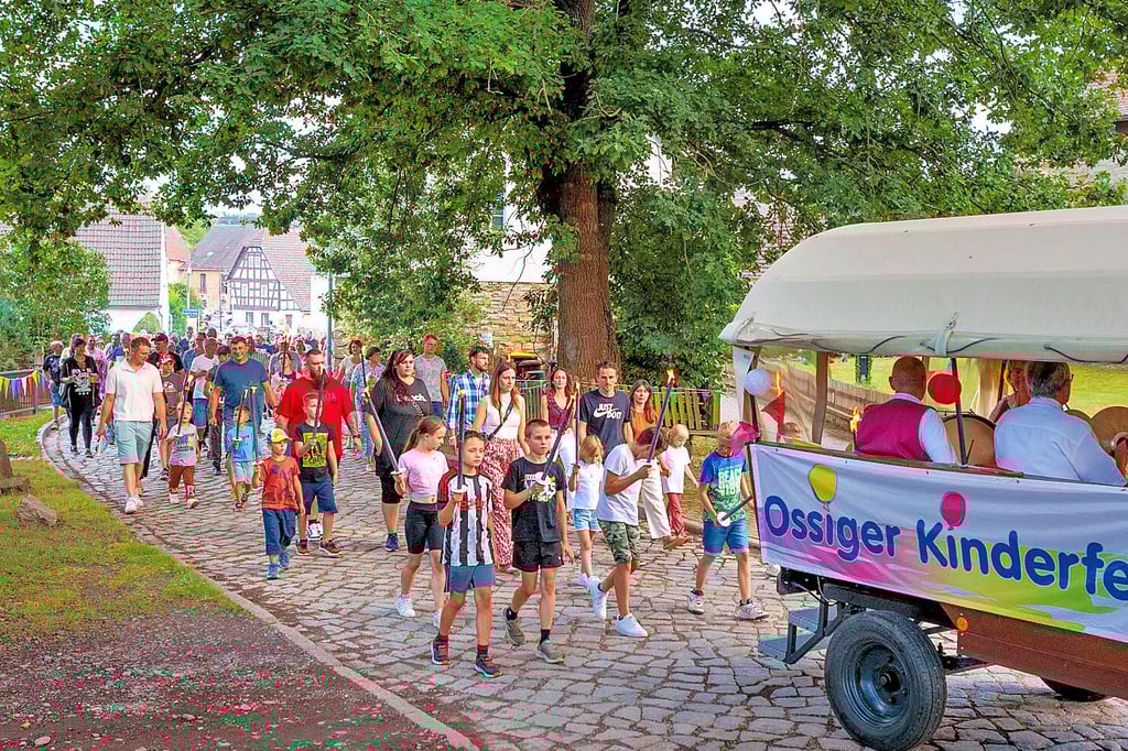 Bereits am Freitagabend gibt es einen Fackelumzug durch das Dorf. Kinder werden von ihren Eltern begleitet.