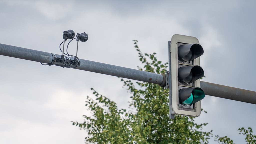 Zwei neue Kameras an einer Ampel in Wittenberg sorgen für Aufsehen und Spekulationen.