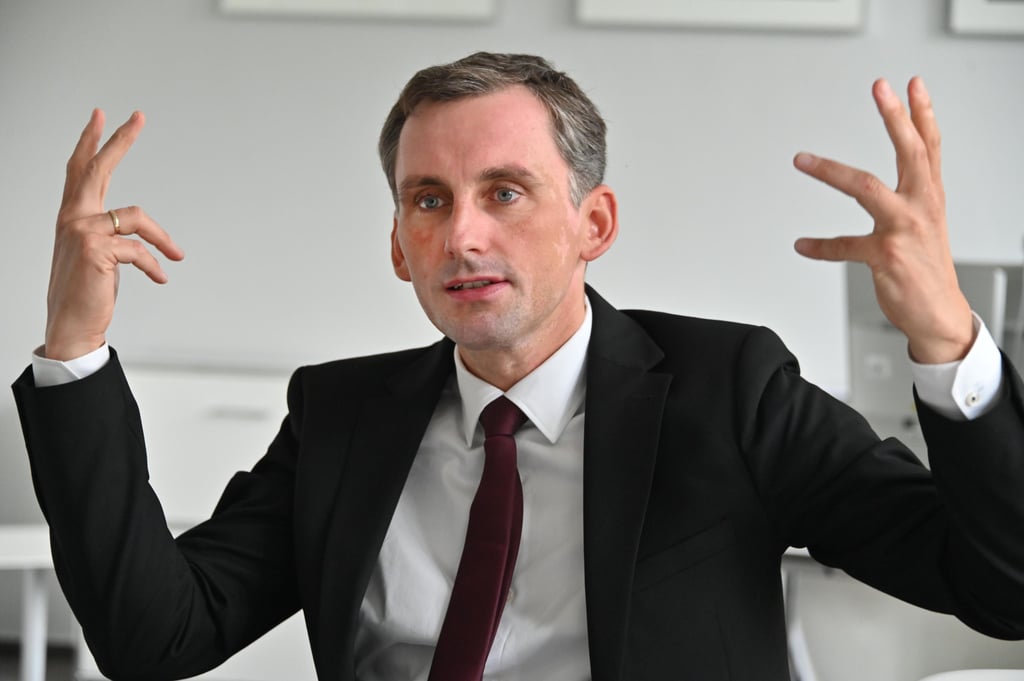 Sachsen-Anhalts Bildungsminister Jan Riedel (CDU) während des Interviews in seinem Dienstzimmer im Ministerium in Magdeburg. Das Land hat eine Mitschuld am Mangel: 2010 hatte Sachsen-Anhalt landesweit nur einen einzigen Deuschlehrer für ein Gymnasium eingestellt. Die Stelle bekam damals Riedel. Im Juni überahm der Pädagoge das Ministeramt.