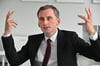 Sachsen-Anhalts Bildungsminister Jan Riedel (CDU) während des Interviews in seinem Dienstzimmer im Ministerium in Magdeburg. Das Land hat eine Mitschuld am Mangel: 2010 hatte Sachsen-Anhalt landesweit nur einen einzigen Deuschlehrer für ein Gymnasium eingestellt. Die Stelle bekam damals Riedel. Im Juni überahm der Pädagoge das Ministeramt.